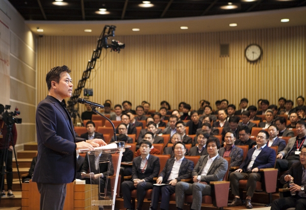 SK텔레콤 박정호 사장은 2일 SK텔레콤 을지로 본사에서 열린 신년회에서 5G 시대를 선도하자는 새해 목표를 밝혔다.