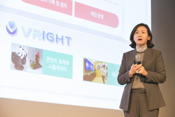 KT 고윤전 미래사업개발단장(상무)이 5G시대 실감형미디어(VR-AR) 사업전략에 대해 발표하고 있다.