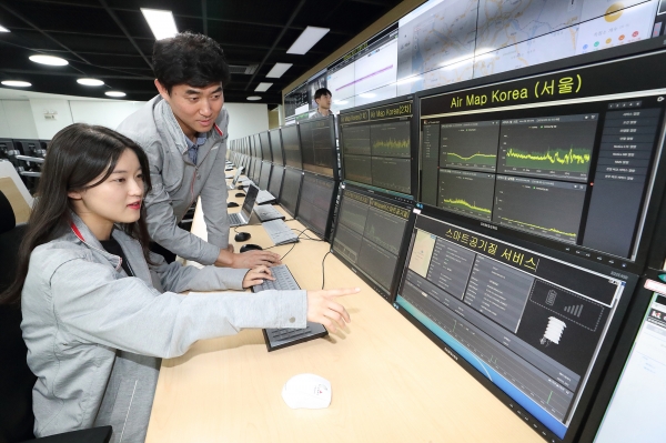 KT 임직원이 경기도 과천 ‘KT INS 운용센터’에 위치한 ‘전국 공기질 관제센터’에서 1,500개소의 공기질 관측망에서 수집하는 데이터를 확인하고 있다.