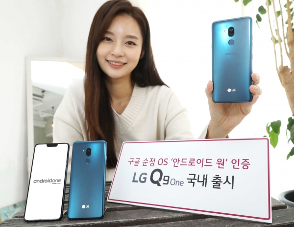 LG전자 모델이 LG Q9 원을 소개하고 있다.
