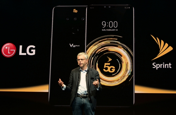 미셸 콤브 스프린트 CEO가 LG전자의 5G 스마트폰 LG V50 씽큐를 소개하고 있다.