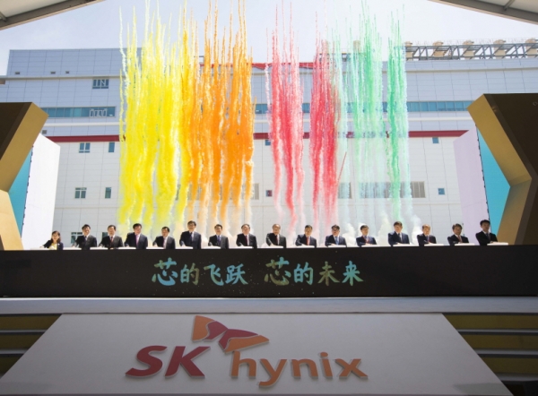 SK하이닉스 중국 우시 확장팹(C2F) 준공식에서 주요 참석자 들이 공장 준공을 알리는 버튼을 누르고 있다. (왼쪽 7번째부터) 궈위엔창 강소성 부성장, 리샤오민 우시시 서기, 이석희 SK하이닉스 CEO, 최영삼 상하이 총영사
