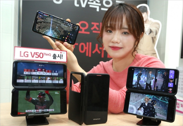 LG유플러스 모델이 LG V50 씽큐 듀얼스크린 장점을 보여 줄 수 있는 특화 서비스 U+프로야구, U+골프, U+게임을 이용하고 있다.