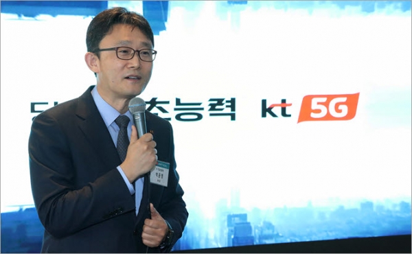 KT 기업사업부문장 박윤영 부사장이 5G 스마트팩토리 추진전략 기자간담회에서 인사말을 하고 있다.