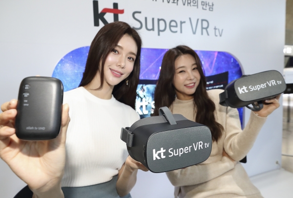 KT 홍보 모델들이 ‘슈퍼 VR tv’, ‘UHD 4’, ‘AI 큐레이션’ 서비스를 소개하고 있다.