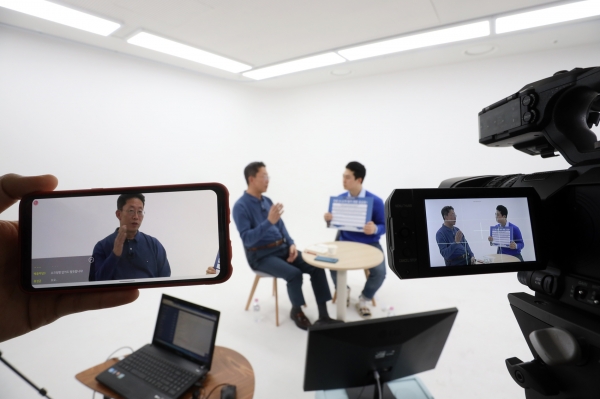 LG유플러스 마곡사옥에서 최고인사책임자(CHO) 양효석 상무가 신입사원들과 실시간 방송을 통해 토크쇼를 진행하고 있다.