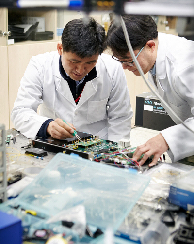 연구원들이 경기도 분당에 위치한 IDQ 한국 지사에서 양자암호통신을 연구하고 있다.