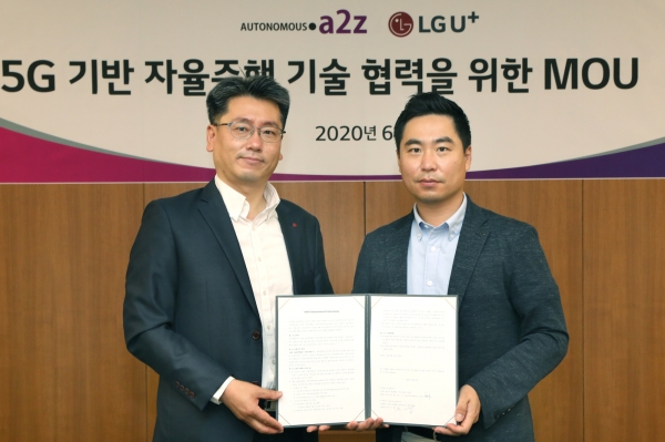 LG유플러스 모빌리티사업담당 강종오 상무(왼쪽)와 한지형 오토노머스에이투지 대표가 세종시 자율주행 실증 사업에 대한 업무협약을 맺고 있다.
