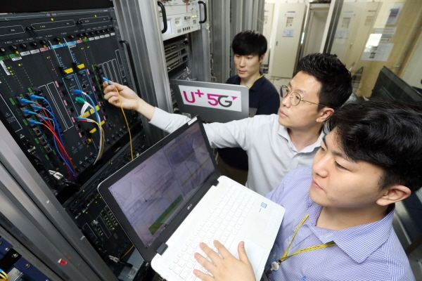 LG유플러스 협력사인 유비쿼스 직원들이 통신 장비를 점검하고 있다.
