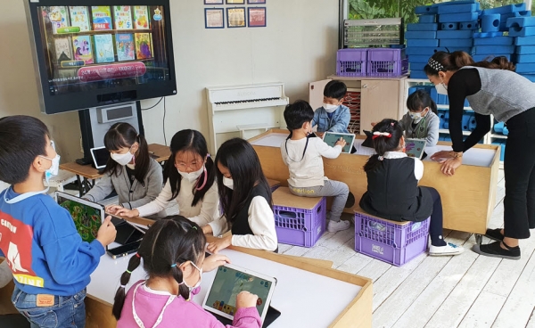 서울 답십리에 위치한 그림유치원에서 유치원생들이 ‘U+아이들생생도서관’을 활용한 수업에 참여하고 있다.