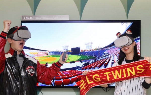 LG유플러스 관계자들이 ‘8K 소셜VR 실감 야구 중계’를 체험하고 있다.