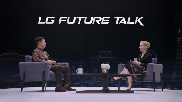 LG전자가 美 동부시간 12일 ‘CES 2021’에서 ‘함께 만드는 혁신’을 주제로 ‘LG 미래기술대담’을 진행했다. LG전자 CTO 박일평 사장(왼쪽)과 사회자 에이미 알리야가 대화를 나누고 있다.