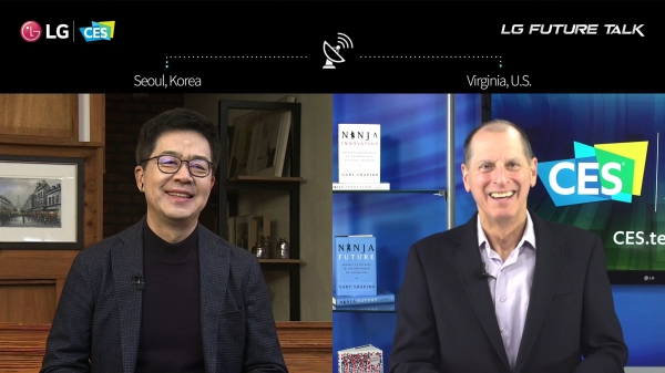 LG전자 CTO 박일평 사장(왼쪽)과 미국소비자기술협회(CTA) CEO 게리 샤피로가 대화를 나누고 있다.