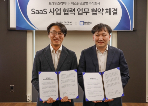 베스핀글로벌 강종호 COO(왼쪽)와 브레인즈컴퍼니 심재걸 상무가 전략적 제휴를 체결하고 있다.