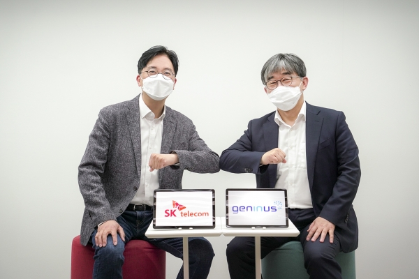 김윤 SKT CTO(왼쪽)와 박웅양 지니너스 대표가 6일 협약을 체결하고 기념쵤영을 하고 있다.