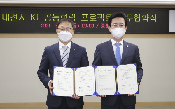 KT 구현모 대표(왼쪽)와 허태정 대전광역시장이 MOU 체결 후 기념 촬영을 하고 있다.