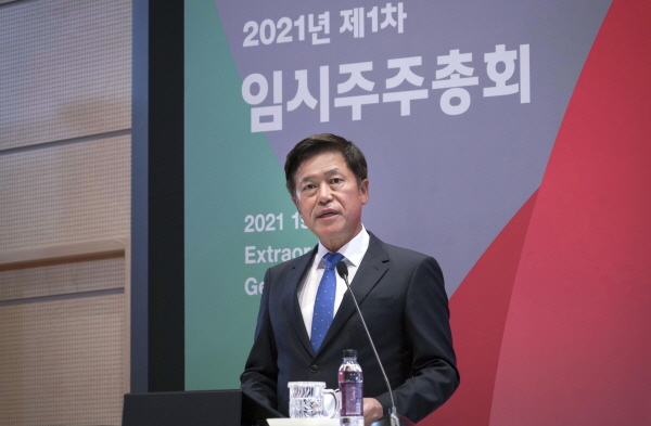 박정호 SK텔레콤 CEO가 12일 본사 T타워 수펙스홀에서 열린 임시주주총회에서 발언하고 있다.