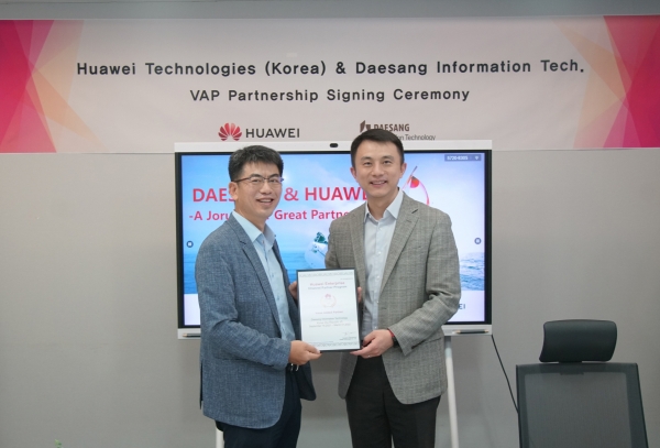 오승후 대상정보기술 대표(왼쪽)와 손루원 한국화웨이 CEO가 VAP 협약을 체결하고 기념촬영을 하고 있다.