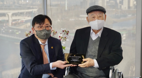 조준희 한국소프트웨어산업협회장(왼쪽)과 KCC정보통신시스원 이주용 회장에 ‘2021 SW HONORS AWARD’ 공로상을 수상하고 기념촬영을 하고 있다.