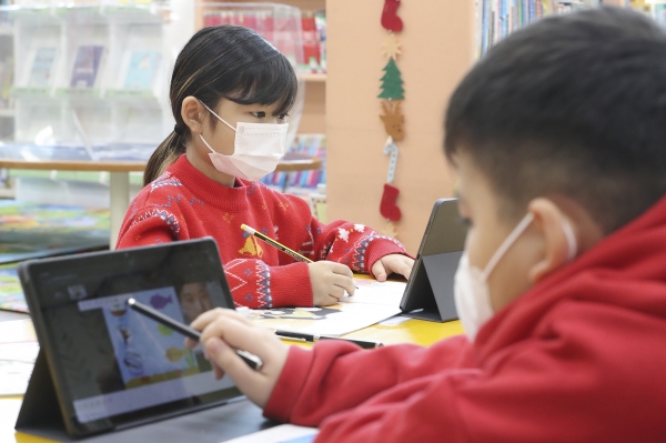 안산시에 거주하는 다문화 초등학생들이 KT 온라인 교육 플랫폼 ‘KT랜선에듀’를 통해 멘토와 랜선야학 수업에 참여하고 있다.