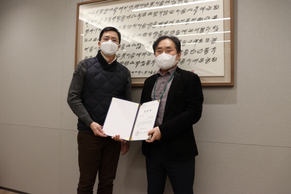 영림원소프트랩 일본클라우드사업단 박경승 부사장(오른쪽)이 KOTRA 관계자와 표창 수상 기념 촬영을 하고 있다.