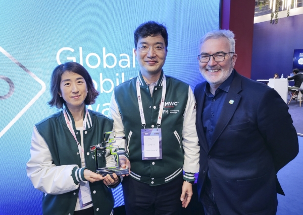 SKT 김춘수 팀장(가운데)과 투아트 조수원 대표(왼쪽), GLOMO 어워드 심사위원장 숀 콜린스(CCS인사이트 CEO)가 ‘설리번플러스 x 누구’의 GLOMO 수상을 함께 기념하고 있다.