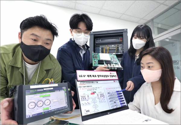 LG유플러스 직원들이 양자내성암호 기술이 적용된 광전송장비를 점검하고 있다.