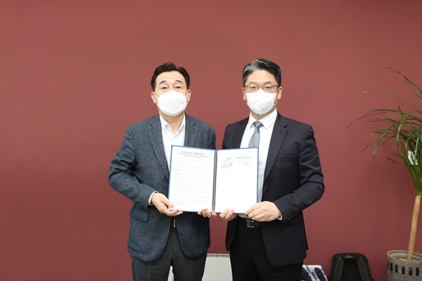 네이버클라우드 김태창 전무(왼쪽)와 KAIST 김민수 학술문화원장이 업무협약을 체결하고 기념촬영을 하고 있다.