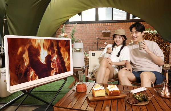 LG전자 모델들이 서울시 강남구에 위치한 캠핑 카페 글락(GLAC)에서 LG 룸앤TV 신제품으로 콘텐츠를 감상하고 있다.