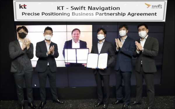 KT AI 모빌리티사업단장 최강림 상무가(우측 세번째) 스위프트 내비게이션 CEO 티모시 해리스(화면), KT 유관 임직원들과 함께 기념 촬영을 하고 있다.