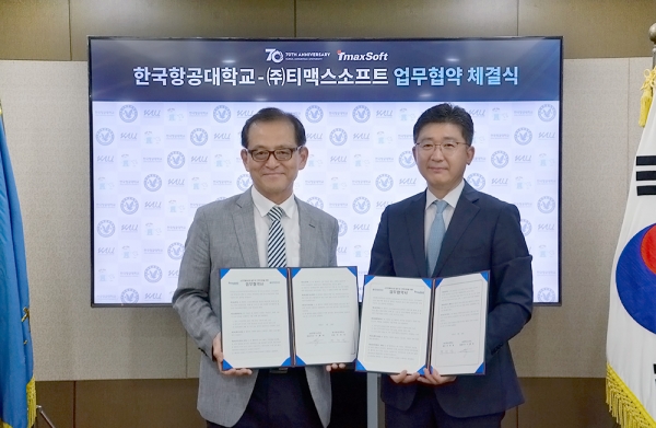 티맥스소프트 이형배 대표(오른쪽)와 한국항공대학교 허희영 총장이 업무협약을 체결하고 기념촬영을 하고 있다.