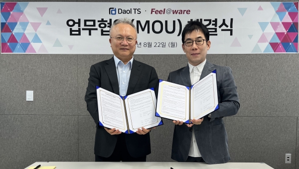 다올티에스 홍정화 대표(왼쪽)와 필라웨어 김윤철 대표가 업무제휴를 체결하고 기념촬영을 하고 있다.