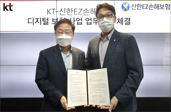 KT 신수정 엔터프라이즈 부문장(왼쪽)과 신한EZ손해보험 강병관 대표가 MOU 체결 후 기념 촬영을 하고 있다.