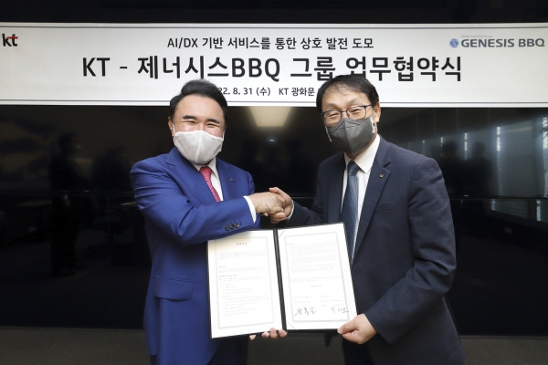 KT 구현모 대표(오른쪽)와 BBQ 윤홍근 회장이 업무협약을 마치고 기념사진을 촬영하고 있다.