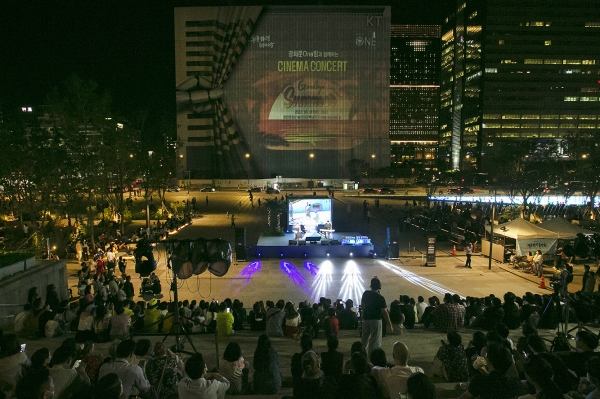 KT를 비롯한 광화문원팀이 광화문 광장 놀이마당 특설무대에서 시네마콘서트를 열었다.