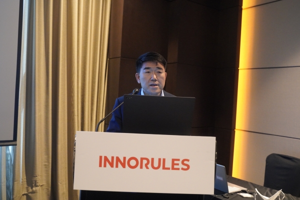 김길곤 이노룰스 대표가 기자간담회에서 상장 후 성장 전략과 비전을 발표하고 있다.