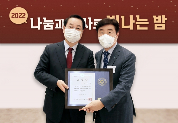박근영 하나금융티아이 대표(오른쪽)가 유정복 인천시장과 함께 기념 촬영을 하고 있다.