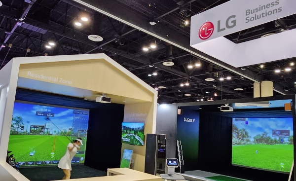LG전자 전시관 내 조성한 마치 고급 주택의 실내 공간을 연상시키는 레지덴셜 존에서 모델이 실내 골프를 하고 있다.