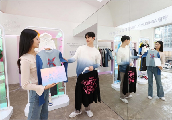 서울 성수동에 위치한 팝업 스토어 '그램 스타일 랩'에서 모델들이 유명 스타일리스트의 추천 의상과 2023년형 그램 신제품 'LG 그램 스타일'의 뉴진스 에디션 제품을 매칭한 패션 스타일링을 체험하고 있다.