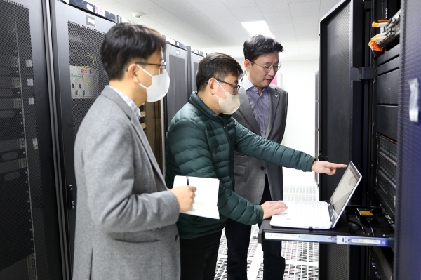강이구 코오롱베니트 대표(오른쪽)가 현지 데이터센터에서 IT시스템 운영 현황을 점검하고 있다.