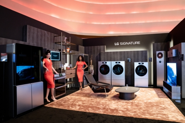 LG전자 모델들이 초프리미엄 생활가전 LG 시그니처 2세대 라인업을 소개하고 있다.