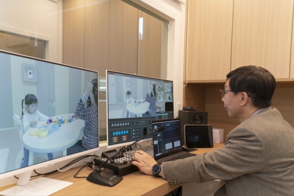 SK텔레콤과 서울대학교병원은 AI를 활용해 영유아의 자폐스펙트럼장애 여부와 장애 정도를 조기에 정확히 진단하기 위한 전용공간 ‘영유아 발달진단 AI 리빙랩’을 구축했다.