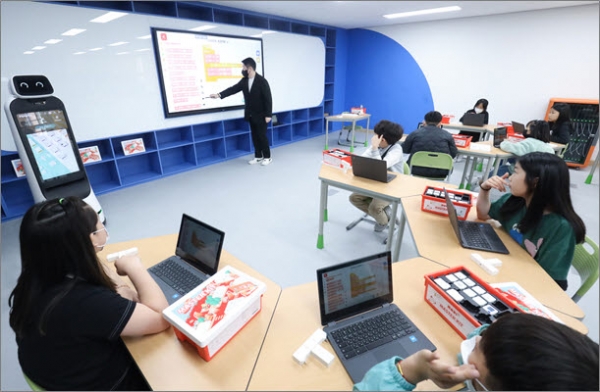 구글 미래교실에서는 구글의 교육용 SW 플랫폼 ‘클래스룸’을 기반으로 전자칠판, 교육용 노트북 크롬북, 태블릿 PC인 울트라 탭, 클로이 로봇 등을 수업에서 자유롭게 활용한다.