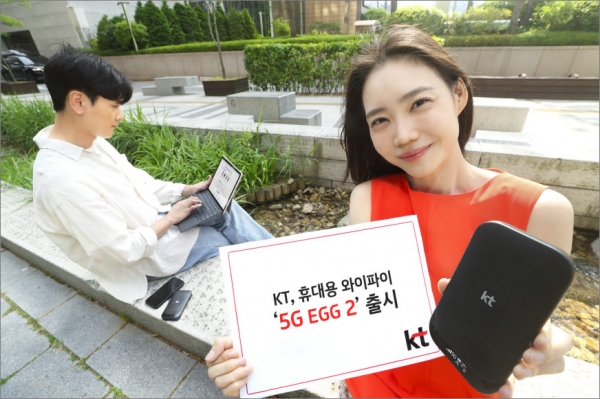 모델이 KT 5G 에그 2를 소개하고 있다.