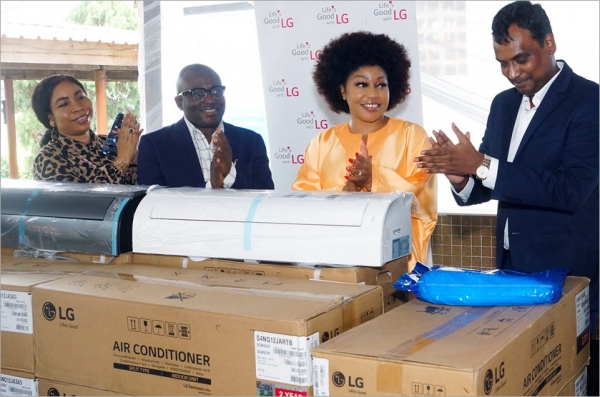 LG전자 아프리카법인 관계자들이 나이지리아 라고스에 위치한 한 종합병원에 고효율 에어컨을 기증하고 있다.
