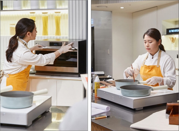 LG전자가 지난 26일 서울 중구에 있는 CJ더키친에서 진행한 쿠킹 클래스에서 강사가 LG 디오스 광파오븐(왼쪽)과 LG 디오스 인덕션 전기레인지를 이용해 요리하고 있다.