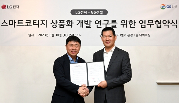 LG전자 H&A사업본부장 류재철 사장(왼쪽)과 GS건설 미래혁신대표 허윤홍 사장이 업무협약을 체결하고 기념촬영을 하고 있다.