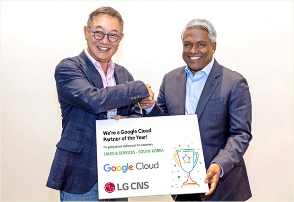 LG CNS 현신균 대표(왼쪽)와 구글 클라우드 토마스 쿠리안 CEO가 수상 기념촬영을 하고 있다.