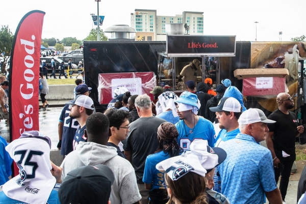 LG전자가 공식 후원팀 '테네시 타이탄스'의 NFL 정규시즌 홈 경기 시작일인 이달 17일에 로컬 식당과 협업해 경기장 밖에서 푸드 트럭을 운영했다. 이날 수익금 전액은 테네시 불우이웃돕기 성금으로 활용된다.