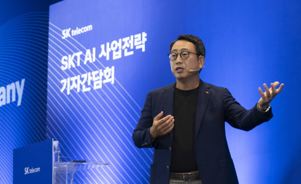 SKT 유영상 대표가 26일 SK T타워 수펙스홀에서 열린 ‘SKT AI 사업전략 기자간담회’에서 키노트를 발표하고 있다.